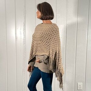 *2 Chic Women's Honeycomb KnitThick Pull Over Fringe Poncho